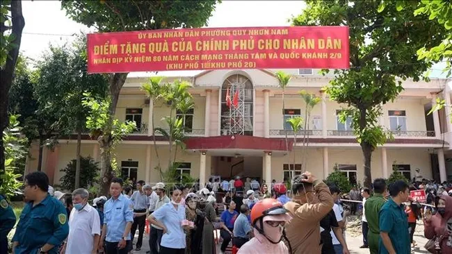 Thousands of residents in Gia Lai province receive cash gifts .(Photo: VNA)