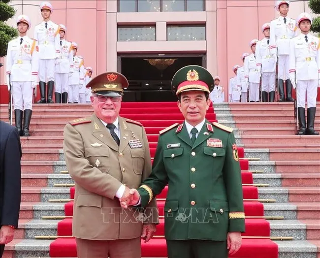 Minister of National Defence General Phan Van Giang (R) welcomes Minister of the Revolutionary Armed Forces of Cuba Corps General Álvaro López Miera in Hanoi on September 3. (Photo: VNA)