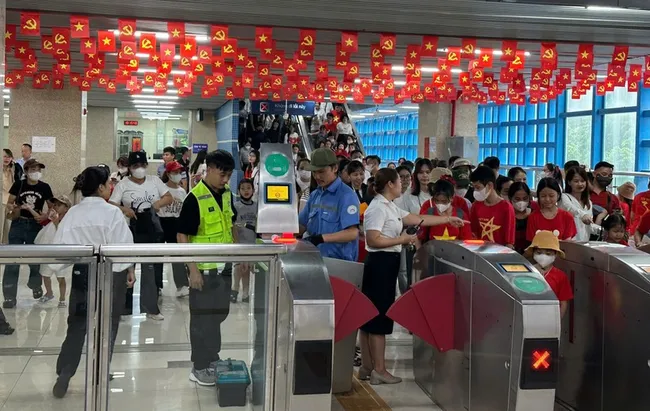 Passengers at a station of Cat Linh - Ha Dong metro line. (Photo: VNA)