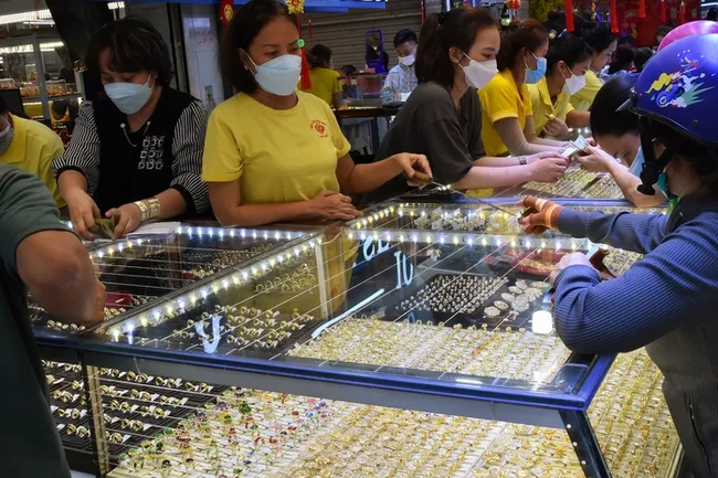 Giá vàng hôm nay 5/9: Đảo chiều sụt giảm sau chuỗi ngày tăng nóng