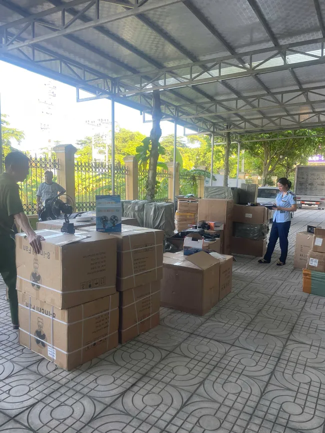 Hà Nội: Phát hiện xe tải chở hơn 1.800 sản phẩm nhập lậu trị giá hơn 52 triệu đồng