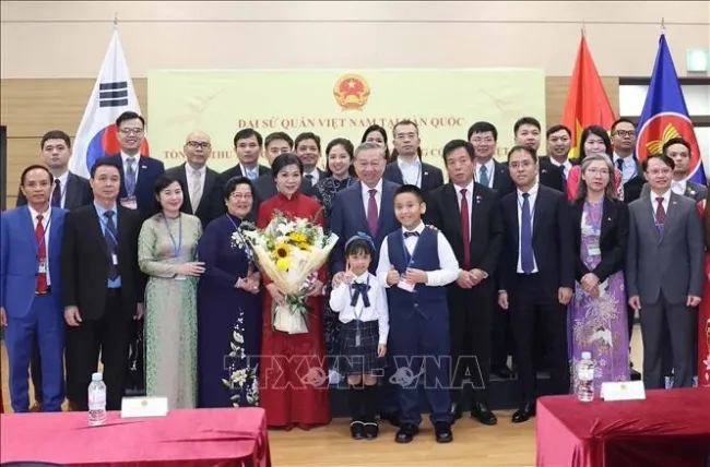 Party General Secretary To Lam meets with staff of the Vietnamese Embassy in Seoul, as well as members of the Vietnamese community in the Republic of Korea (Photo: VNA)