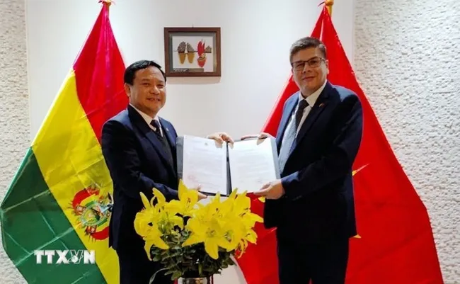 Ambassador Bui Van Nghi (L) presents the decision of Deputy Prime Minister and Minister of Foreign Affairs Bui Thanh Son on reappointing Miguel Angel Pérez Peña as Honorary Consul of Vietnam in Bolivia. (Photo: VNA)
