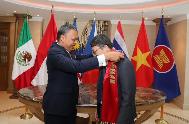 Malaysian Ambassador to Mexico Jamal Johan (left) hands over the ACMC Chairman ribbon to Vietnamese Ambassador to Mexico Nguyen Van Hai (Photo: VNA)