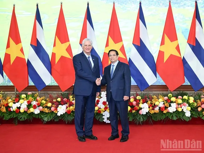 Prime Minister Pham Minh Chinh welcomes First Secretary of the Communist Party of Cuba Central Committee and President of Cuba Miguel Díaz-Canel Bermúdez. (Photo: NDO)