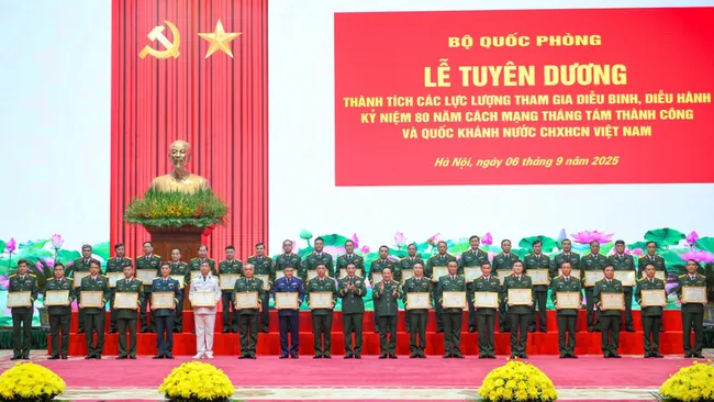 General Phan Van Giang and General Trinh Van Quyet presenting certificates of merit to collectives and individuals.