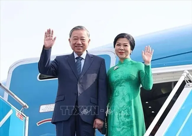 Party General Secretary To Lam and his spouse leave Ha Noi for a state visit to the RoK. (Photo: VNA)