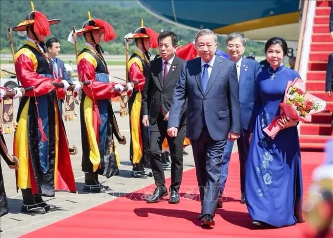 Party General Secretary To Lam and his spouse arrive in Seoul, beginning a state visit to the Republic of Korea. (Photo: VNA)