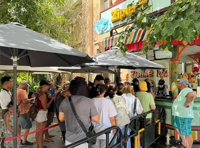 Tourists line up at Vinpearl Nha Trang. (Photo: thanhnien.vn)