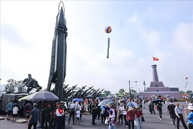 A large number of visitors come to the zone of the Ministry of National Defence at the exhibition on 80-year national achievements in Dong Anh, Hanoi. (Photo: VNA)