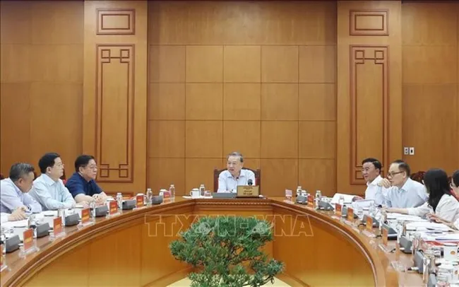 Party General Secretary To Lam (middle) addresses the meeting__Photo: VNA