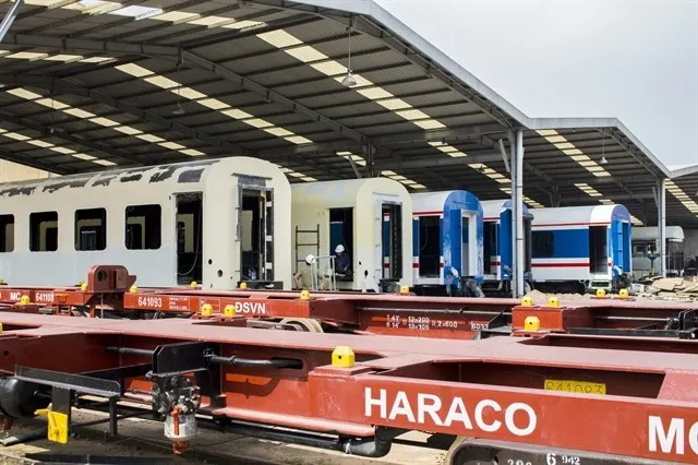 Vietnam’s railway industry currently only handles repairs and replacement of old systems, has yet to produce electric locomotives, and has no export products. (Photo courtesy of baochinhphu.vn)