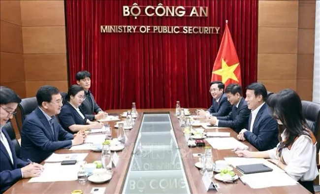 Minister of Public Security General Luong Tam Quang receives Shin Jung Hoon, Chairman of the Public Administration and Security Committee of the National Assembly of the Republic of Korea (RoK), in Ha Noi on August 19. (Photo: VNA)