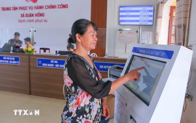 At a public administrative service centre in Ninh Binh province (Photo: VNA)