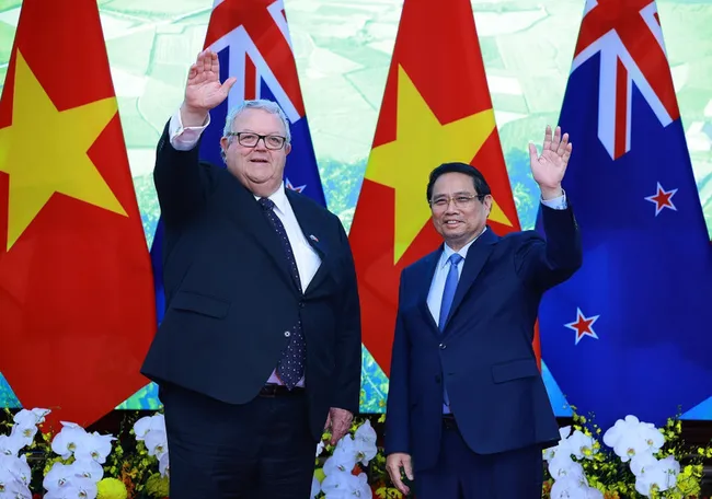 PM Pham Minh Chinh (R) and Speaker of the New Zealand House of Representatives (Parliament) Gerry Brownlee (Photo: VNA)