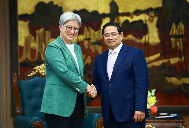 Prime Minister Pham Minh Chinh (R) receives Australian Minister for Foreign Affairs Penny Wong in Hanoi on August 20. (Photo: VNA)