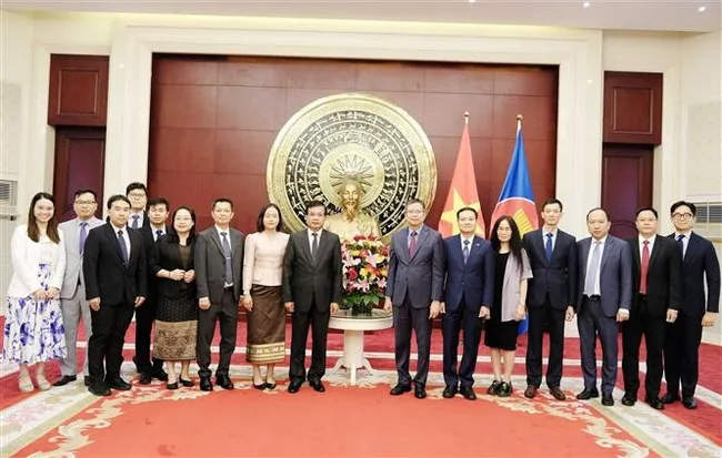 Vietnamese and Lao diplomats in China pose for a photo. (Photo: VNA)
