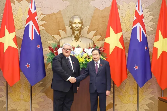 Chairman of the National Assembly Tran Thanh Man (R) welcomes Speaker of the New Zealand House of Representatives (Parliament) Gerry Brownlee in Hanoi on August 28. (Photo: VNA)