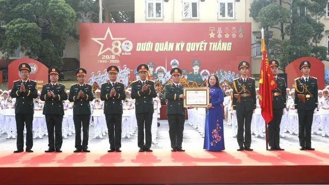 Vice President Vo Thi Anh Xuan presents the Second-class Fatherland Protection Order to the Military Ceremonial Troupe. (Photo: NDO)
