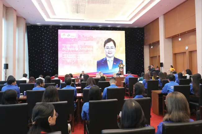 Nguyen Anh Tuan, chairperson of the group of young National Assembly deputies, speaks at the roadshow.(Photo: daibieunhandan.vn)