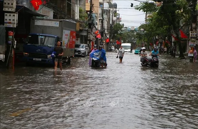 Tran Hung Dao street in Nam Dinh ward, Ninh Binh province, is flooded due to heavy rain triggered by Typhoon Kajiki on August 25. (Photo: VNA)