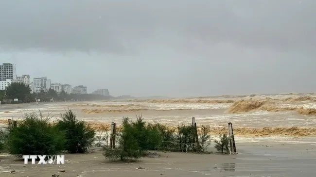 Rough sea and heavy rainfall observed at the Sam Son beach resort, Thanh Hoa province, at noon on August 25. (Photo: VNA)