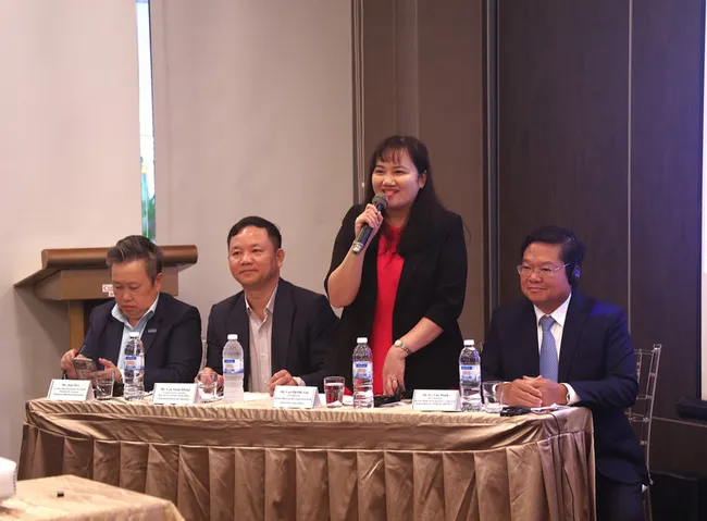 A representative of the HCM City Investment and Trade Promotion Centre (ITPC) fields questions from investors at the business roundtable in Singapore on August 28. (Photo: VNA)