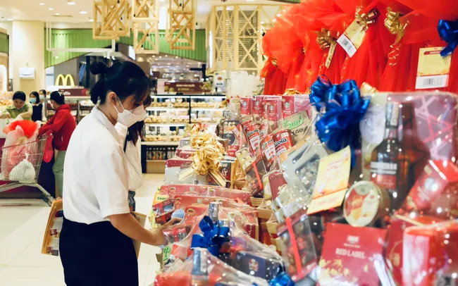 Customers shop for goods at Co.opmart Nguyen Trai supermarket in Hanoi. (Photo: VNA)