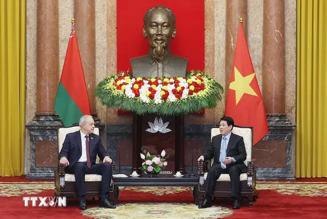 State President Luong Cuong (right) and Chairman of the House of Representatives of the National Assembly of Belarus Igor Sergeyenko (Photo: VNA)