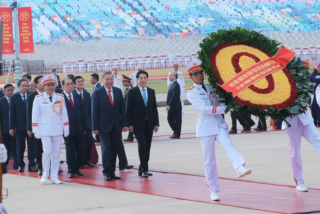 Party and State leaders lays a wreath and pay tribute to President Ho Chi Minh at his mausoleum in Hanoi on September 1, 2025. (Photo: VNA)