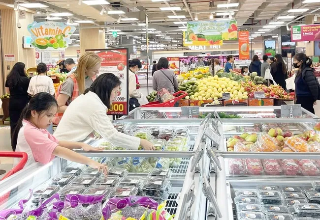 Consumers shop for fruits at Lotte Mall West Lake Hanoi. (Photo: Hanoimoi.vn)