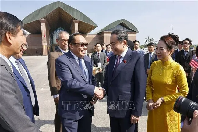 Senate President of Malaysia Dato' Awang Bemee Awang Ali Basah bids farewell to National Assembly Chairman Tran Thanh Man and his spouse. (Photo: VNA)