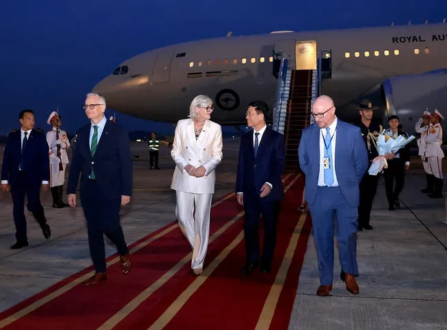 Minister of Science and Technology Nguyen Manh Hung welcomes the Australian delegation at Noi Bai International Airport on September 9. (Photo: VNA)