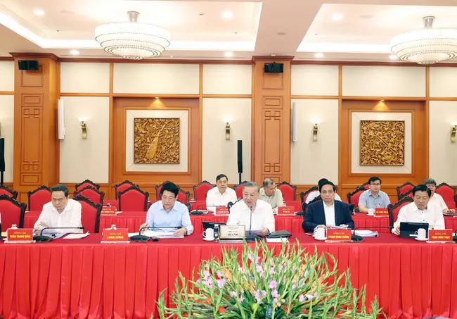 Party General Secretary To Lam presides over the working session between the Politburo and the Standing Board of the Party Committee of the Central Party Agencies on September 9. (Photo: VNA)