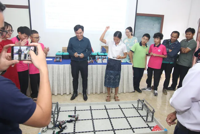 Teachers and students experiencing robotics. (Photo: VNA)