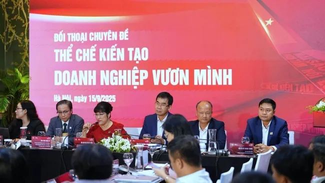 Experts, representatives of ministries, sectors, and agencies discussed measures to support enterprises at the Viet Nam Private Economic Forum 2025. (Photo: NDO)