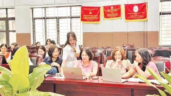 The staff and teachers of Giang Vo Secondary School (Giang Vo Ward, Ha Noi) regularly undergo professional training to implement new teaching methods. (Photo: nhandan.vn)
