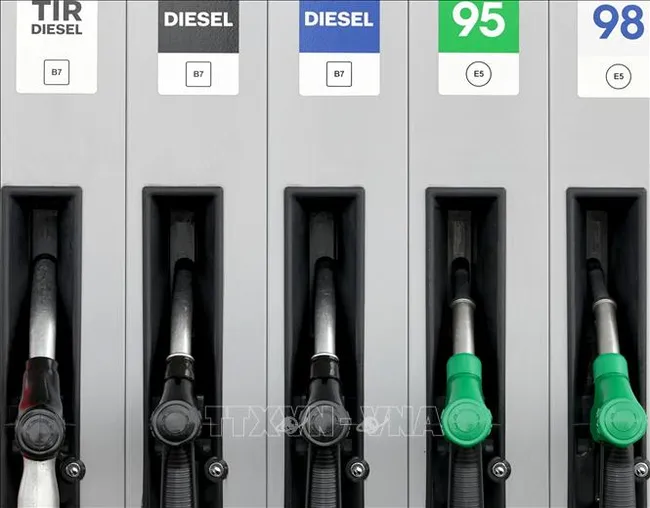 Giá dầu thế giới tiếp tục giảm do đồn đoán OPEC+ sắp tăng sản lượng