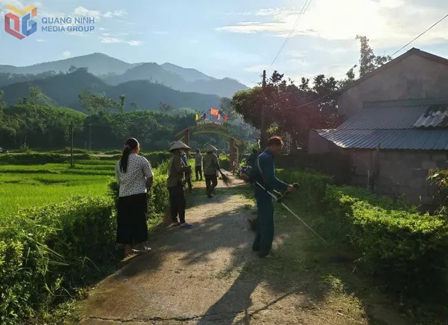 Members and farmers of Hua Cau village, Tien Yen commune, take part in an environmental clean-up. (Photo: baoquangninh.vn)