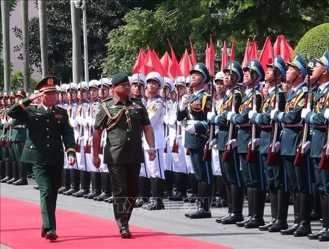 General Nguyen Tan Cuong, Chief of the General Staff of the Vietnam People’s Army (VPA) and Deputy Minister of National Defence, and Major General Dato Paduka Seri Faji Muhammad Haszaimi Bin Bol Hassan, Commander of the Royal Brunei Armed Forces, review the Guard of Honour of the Vietnam People’s Army on September 17. (Photo: VNA)