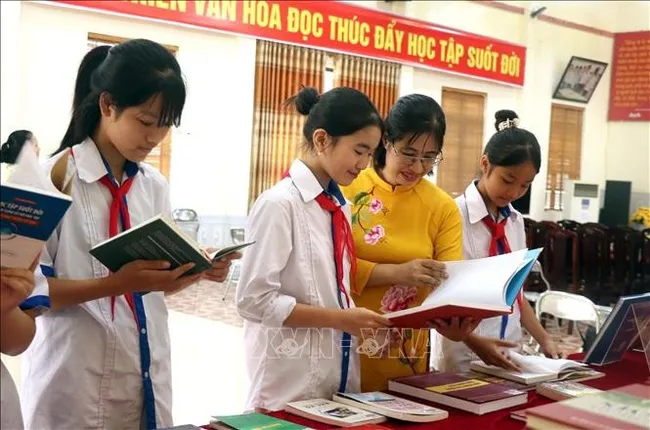 Teachers and students in Hung Yen city take part in lifelong learning week 2024. (Photo: VNA)