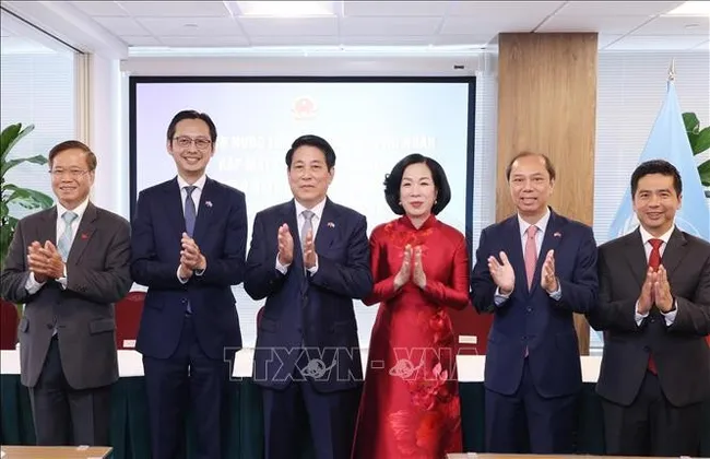 President Luong Cuong (third from left), his spouse, and heads of the Vietnamese representative agencies in the US at the meeting on September 24 (Photo: VNA)