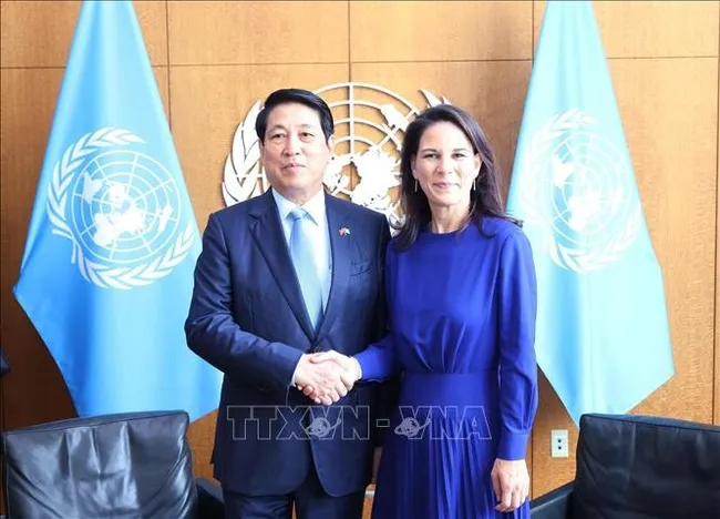 President of the 80th Session of the United Nations General Assembly Annalena Baerbock (R) and Vietnamese President Luong Cuong at the meeting in New York on September 24 (Photo: VNA)