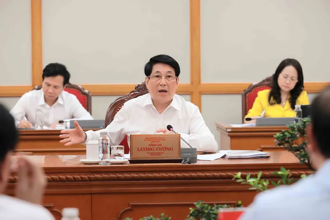 State President Luong Cuong speaks at the working session between the Politburo and the Standing Board of the Ca Mau provincial Party Committee. (Photo: VNA)