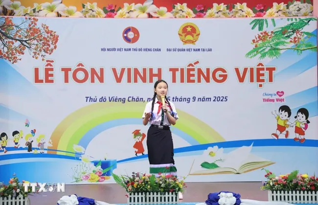 Vila Xaynhavong from the Nguyen Du Lao-Vietnamese bilingual school in her Vietnamese storytelling performance at the ceremony (Photo: VNA)