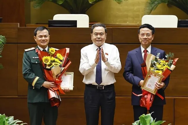 NA Chairman Tran Thanh Man (centre) presents the 