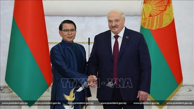 Vietnamese Ambassador to Belarus Nguyen Van Trung (L) and President Alexander Grigoryevich Lukashenko at the meeting in Minsk on September 11. (Photo: VNA)