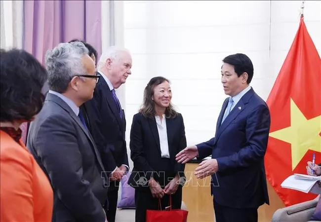 President Luong Cuong (R) meets with leaders of the Weatherhead East Asian Institute and the Vietnamese Studies Programme at Columbia University on September 24. (Photo: VNA)