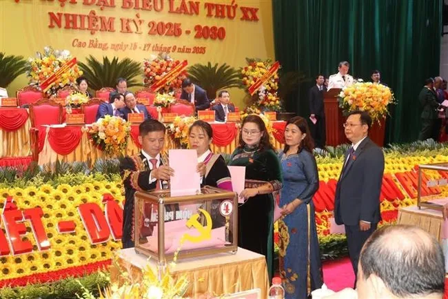 Delegates at the 20th Party Congress of Cao Bang elect the provincial Party Committee for the 2025-2030 tenure on September 17. (Photo: VNA)