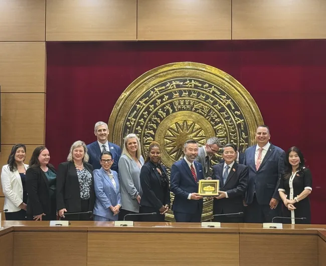 Vice Chairman of the National Assembly Nguyen Duc Hai (third from right) receives a delegation from the US’s Oregon State legislature in Hanoi on September 9. (Photo: VNA)